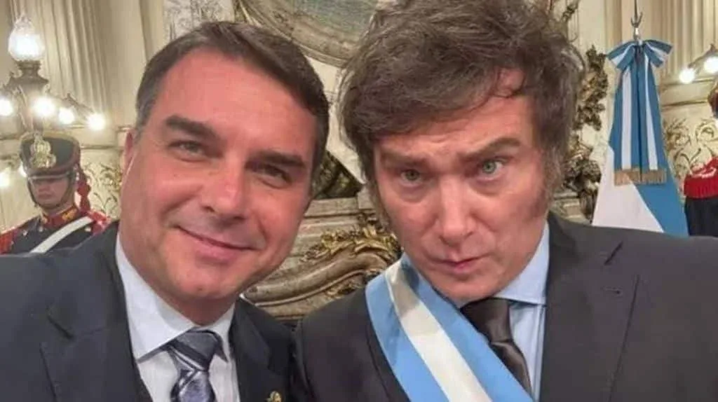 Gasolina sobe 3 vezes mais na Argentina de Milei, modelo de Flávio Bolsonaro, do que no Brasil de Lula