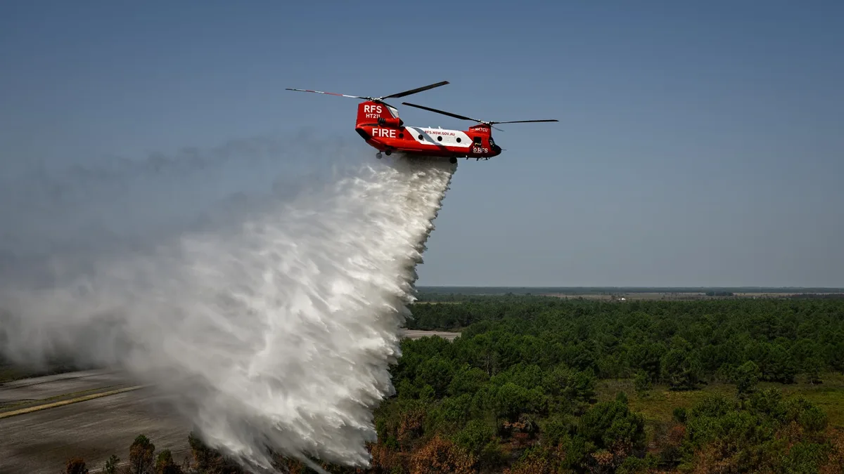 Il peut larguer plus de 11.000 litres en une seule fois: c'est quoi ce méga-hélicoptère bombardier d'eau prêté par l'Australie et utilisé pour la première fois contre l'incendie dans les Landes?