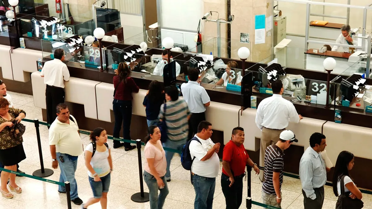 Lo detuvieron tras un incidente en un banco por usar el celular, terminó absuelto, pero perdió la demanda por daños que había iniciado
