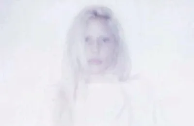 Lady Gaga ressurge em novas fotos bem Tumblr para divulgar muamba de beleza