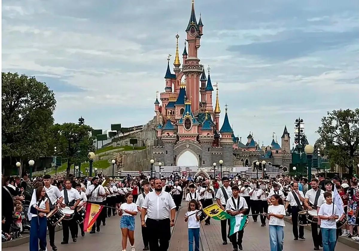 La banda de música Tubamirum de Cañete de las Torres lleva los sones de Córdoba a Disneyland París