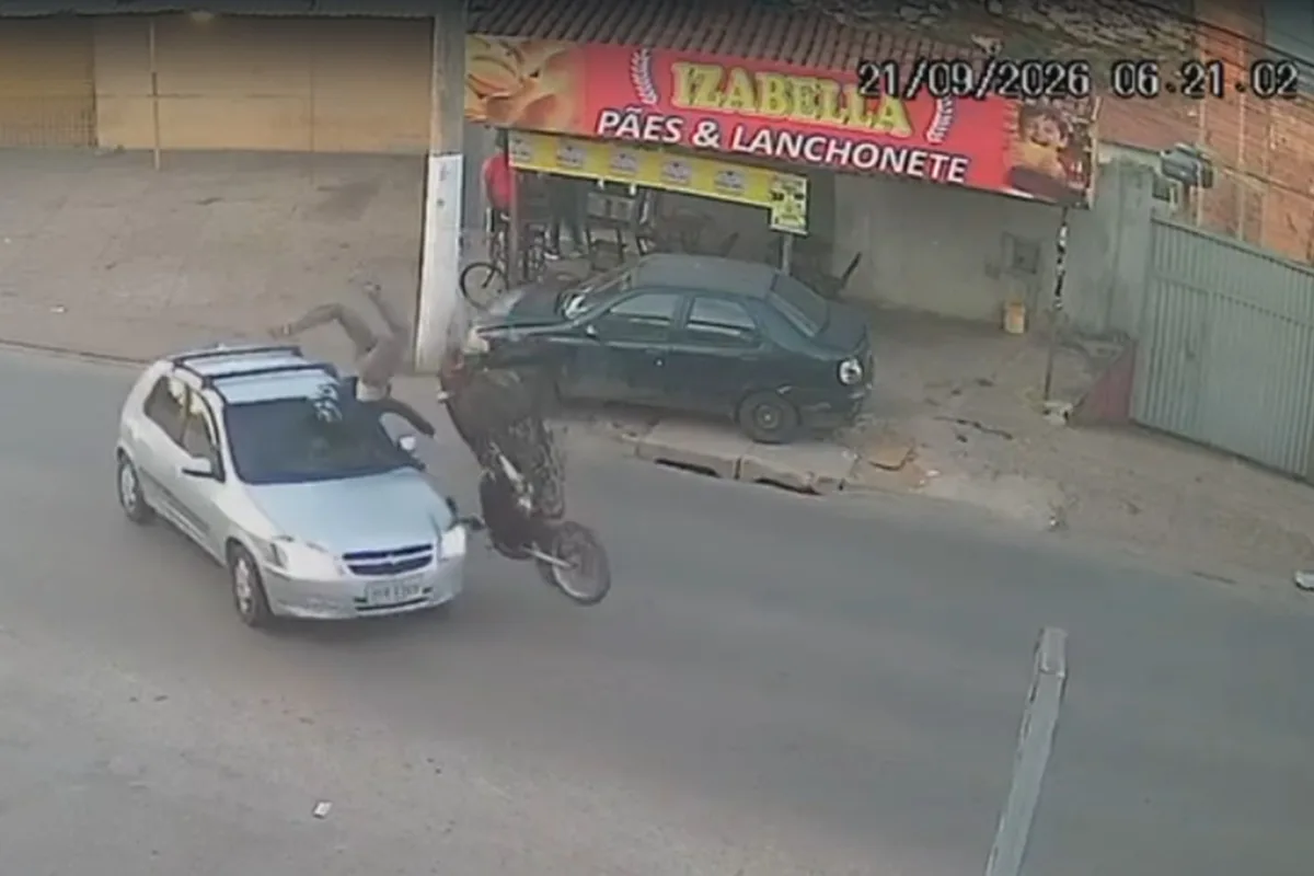 Motociclista dá cambalhota e cai sentado em cima de carro após acidente