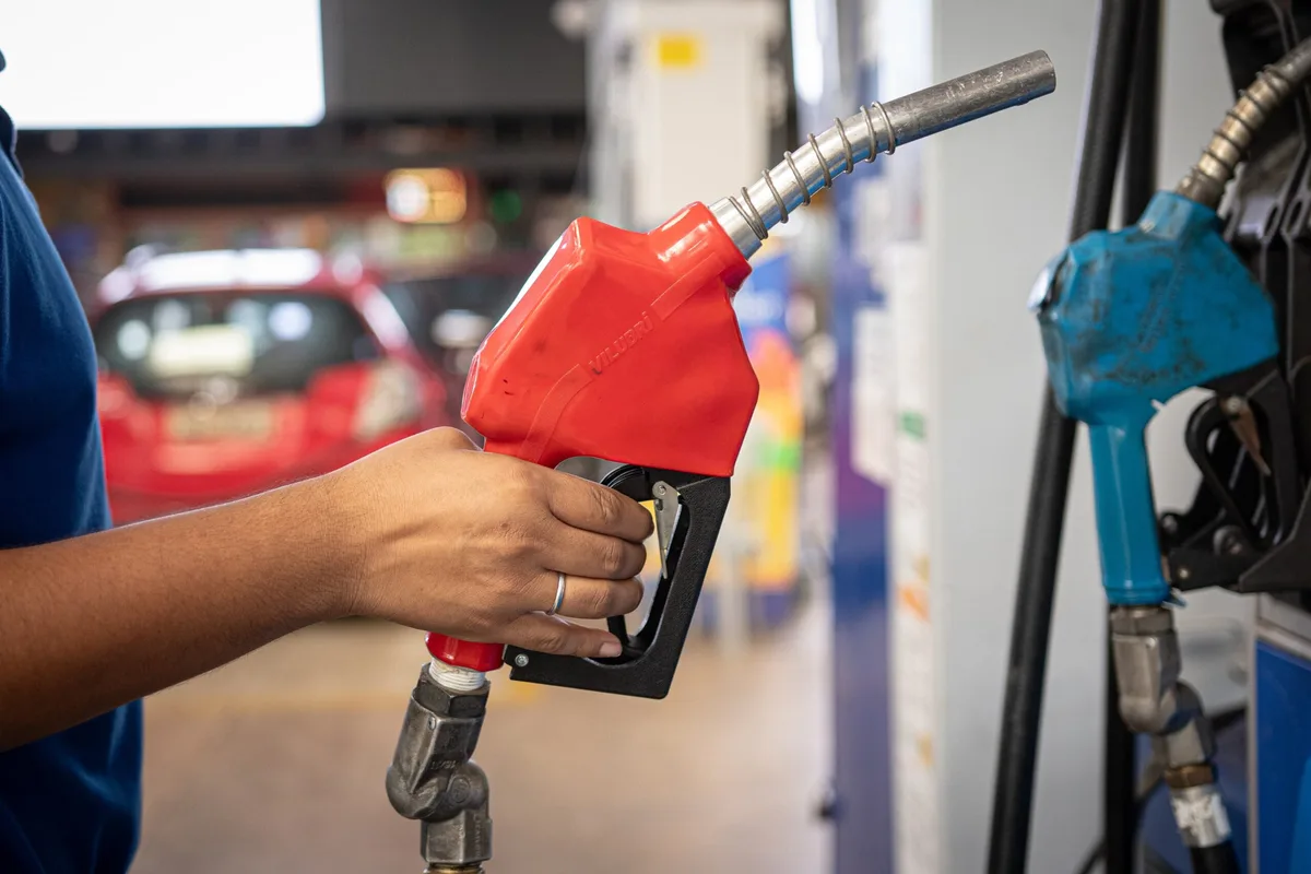 Petrobras faz reajuste do diesel, mas subsídio segura preço para consumidor