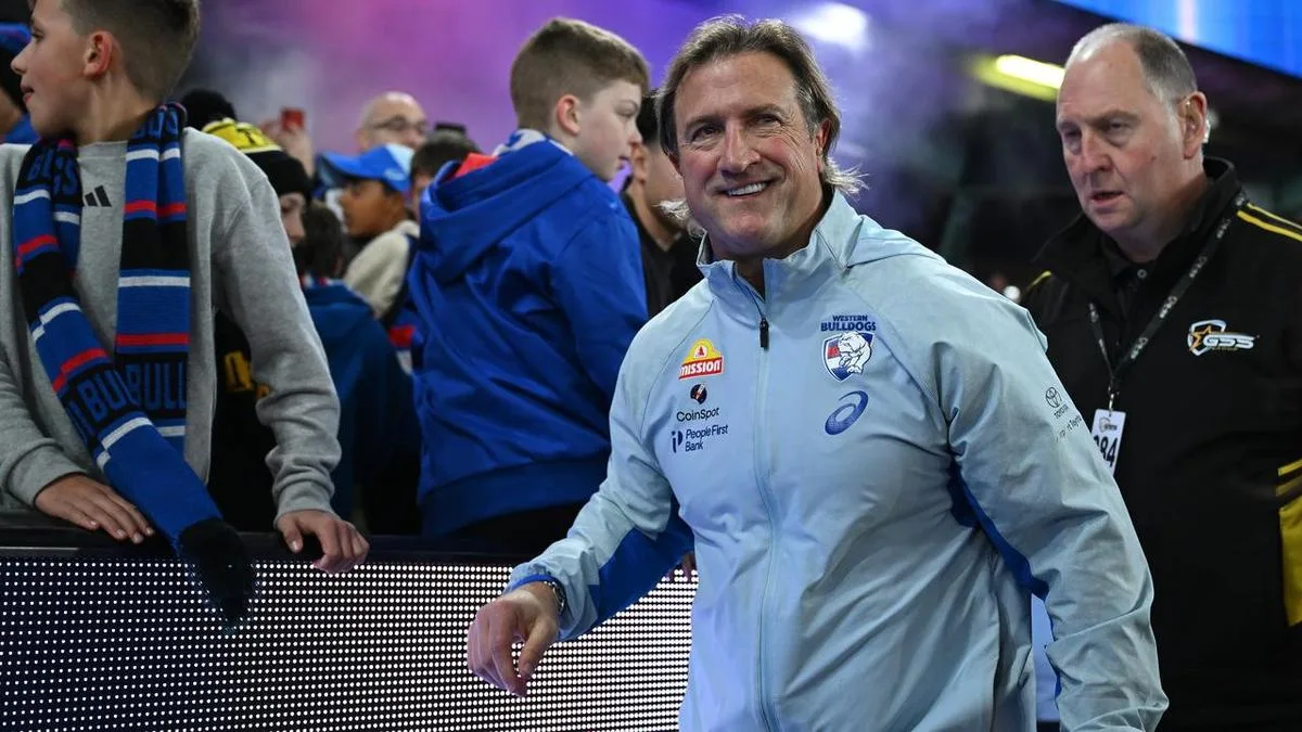 Bulldogs coach 'falls off chair' after Magpies training