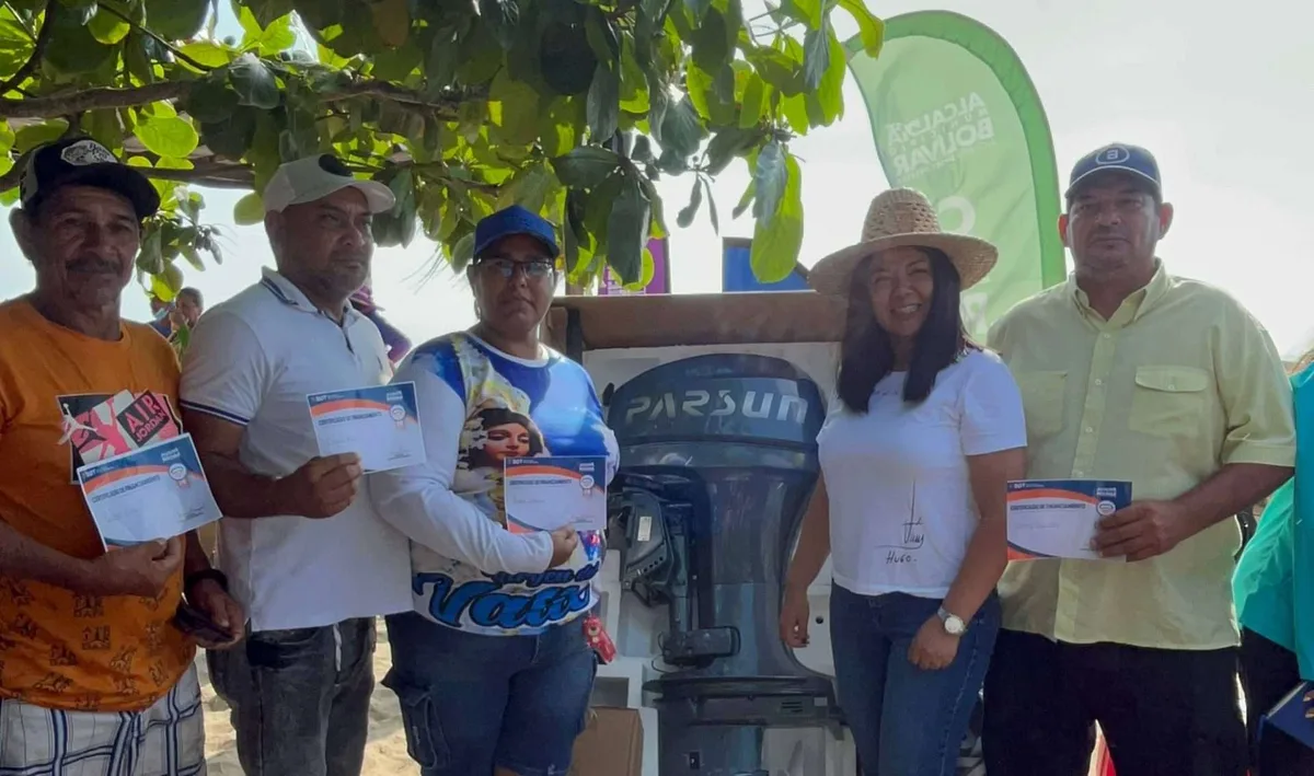 Entregan motores y financiamiento a pescadores de Barcelona y Lechería