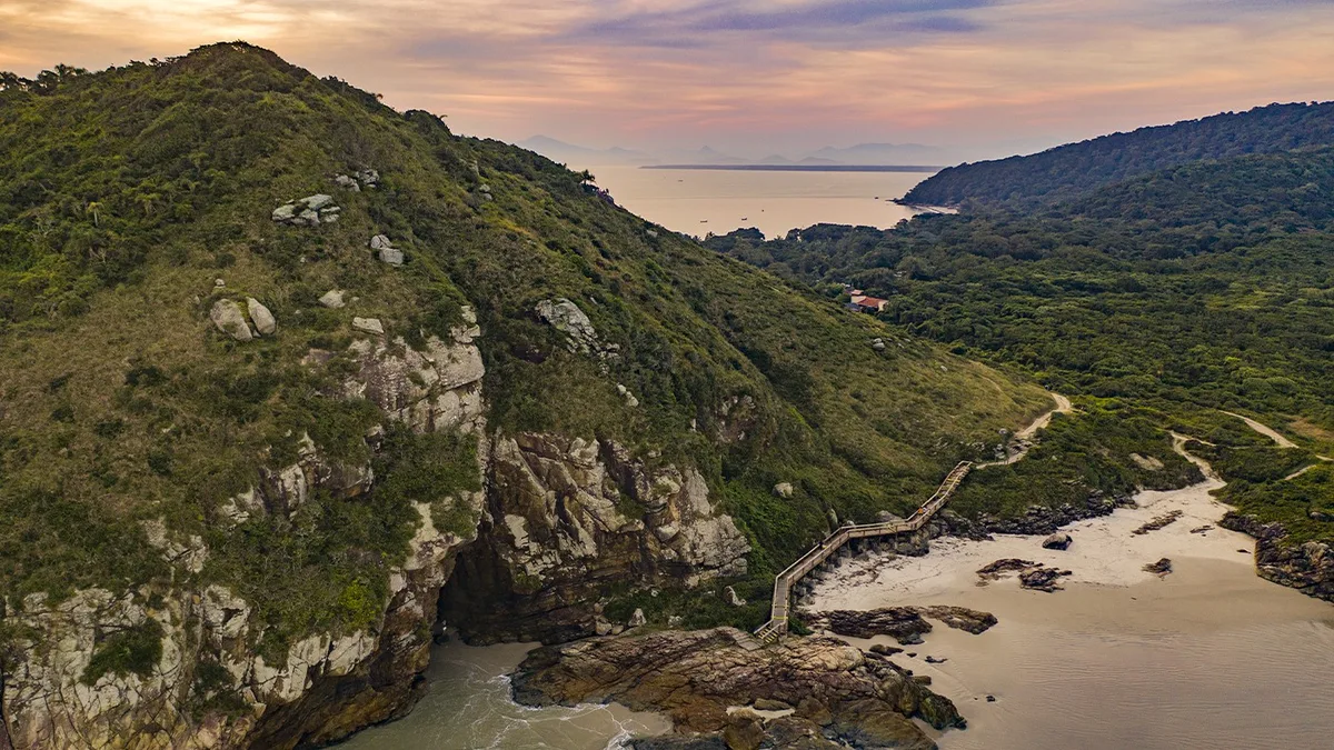 Ilha do Mel: conheça o destino em um passeio completo da Serra Verde Express