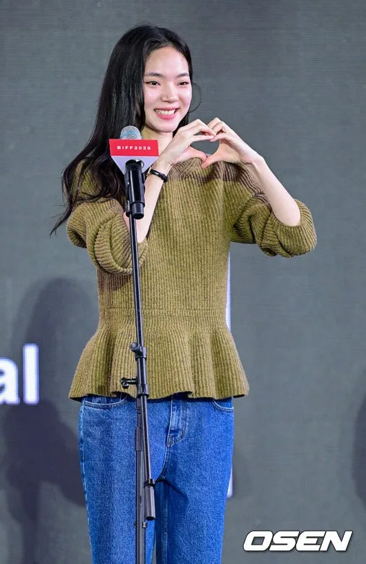 [사진]심수빈, '관객들 환호에 하트 선물'