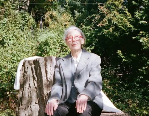 Anne Carson recorrió España a pie y convirtió su peregrinación en literatura