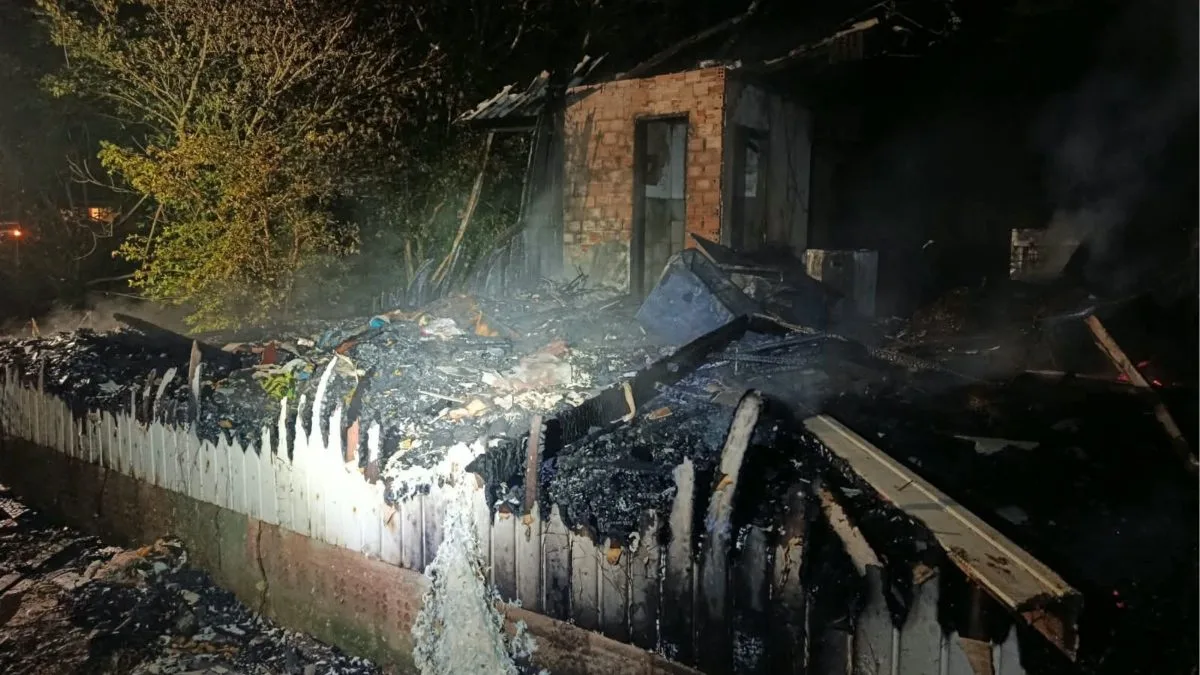 Idoso de 76 anos morre carbonizado após um incêndio tomar conta da casa onde ele vivia sozinho em SC