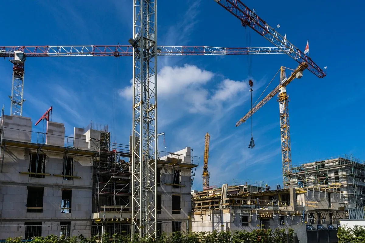 Faltan créditos en dólares para reactivar la construcción inmobiliaria, advierte el sector