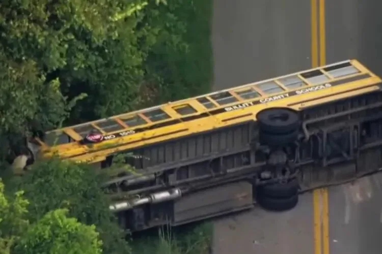 Un autobús escolar volcó en Kentucky y dejó 14 heridos, entre ellos 13 alumnos de primaria