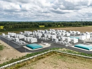 « Un dixième de réacteur nucléaire » : la plus grande batterie de Bretagne mise en service