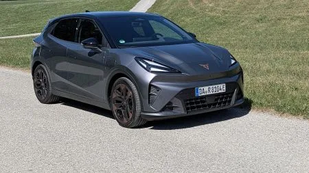 heise+ | E-Kleinwagen Cupra Raval im Test: Volkswagen kommt spät, überzeugt aber