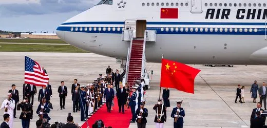Donald Trump empfängt Xi Jinping in den USA: Handschlag, Blumen, roter Teppich