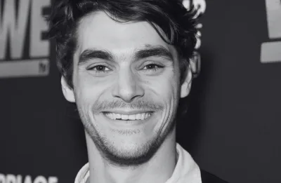 Morre o ator RJ Mitte, intérprete de Walter White Jr. em “Breaking Bad”, aos 34 anos