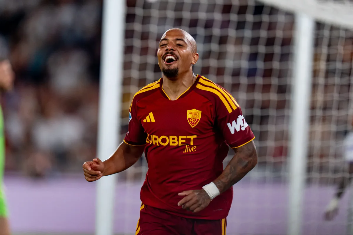 Atacante holandês faz três, e Roma goleia a Fiorentina na estreia pelo Italiano