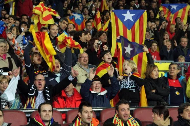 ANC y Òmnium llaman a llenar el Camp Nou de esteladas contra la actuación policial en Elche