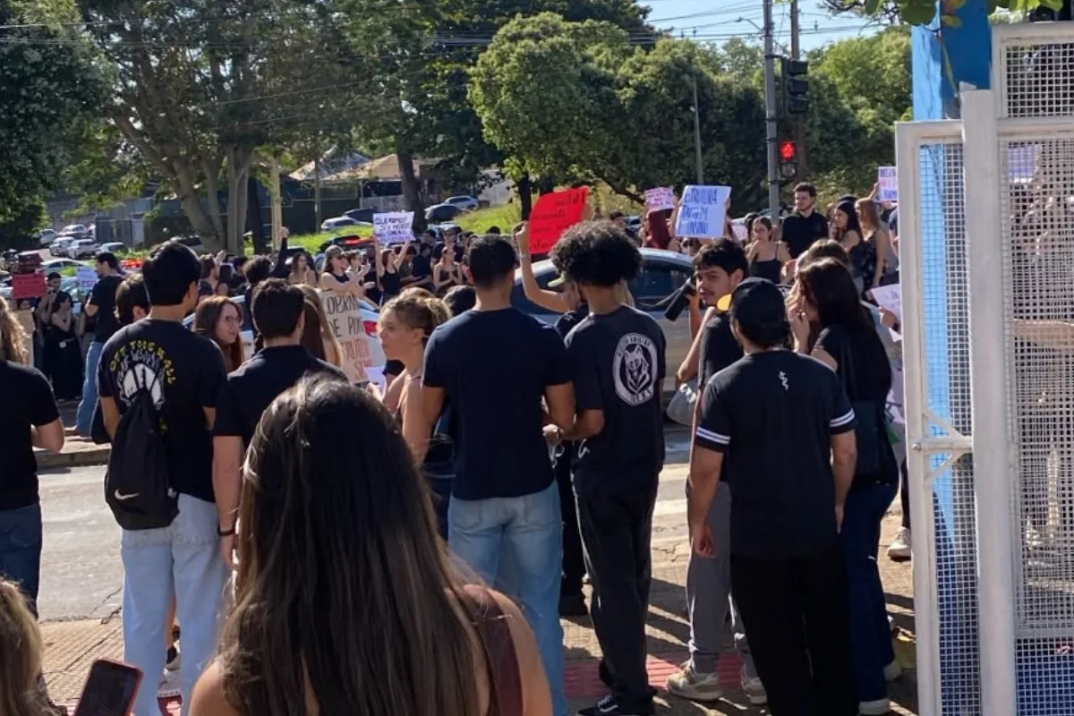 Protesto de alunos de medicina de universidade particular trava trânsito em Campo Grande