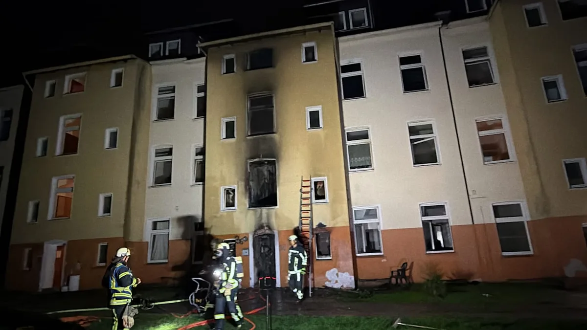 Feuer-Tragödie in Bochum - Menschen fliehen über Fenster – drei Tote