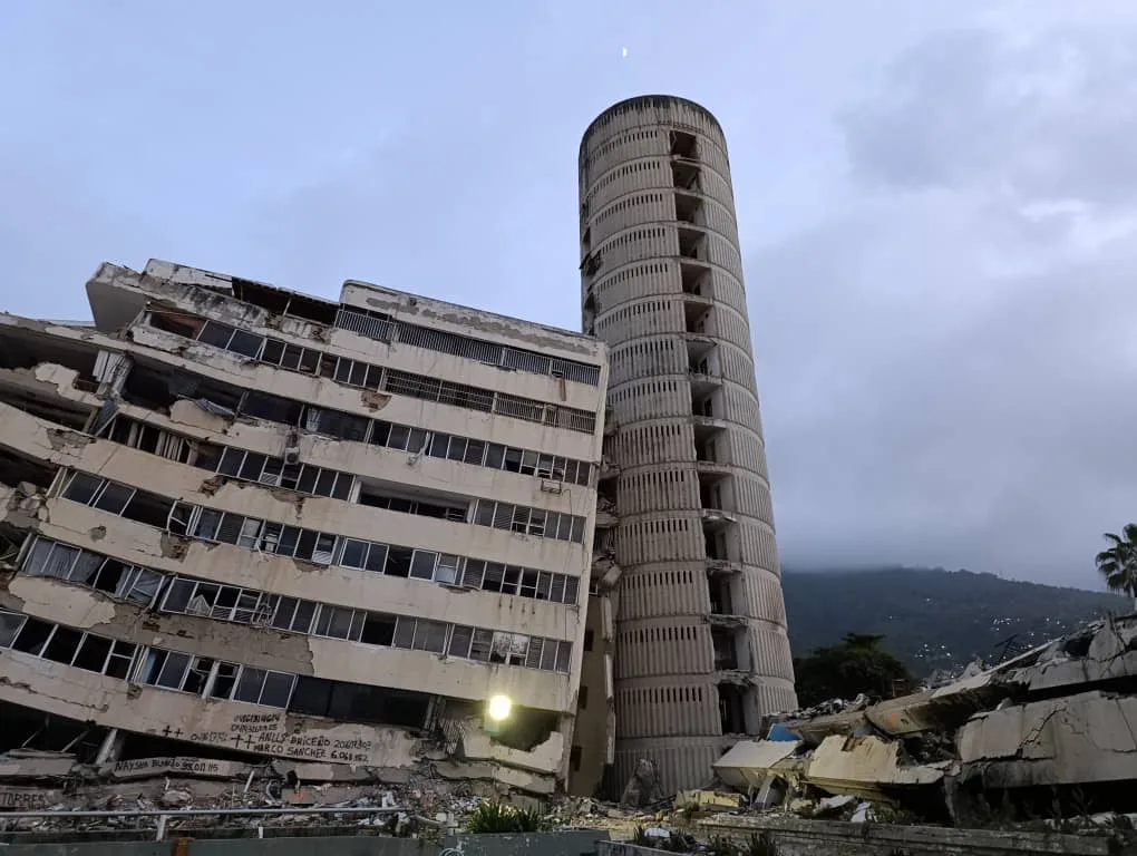 Calculan que más de 100 cuerpos esperan ser recuperados en residencias Caribe tras los terremotos en La Guaira