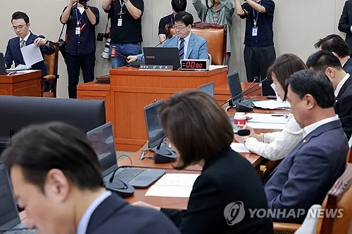 "성남 라인"·"정치 공세"…기노위 '기관장 자소서 제출' 공방