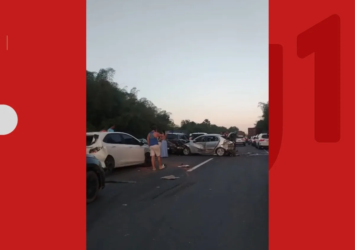 Caminhão tomba, derrama carga e provoca engavetamento entre vários veículos na BR-324