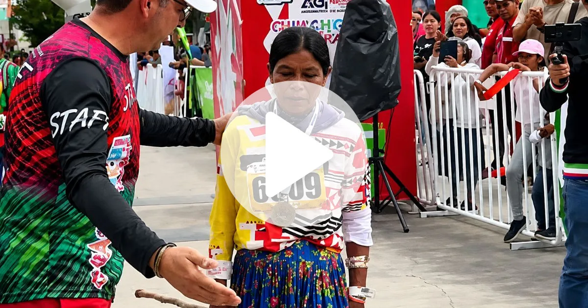 Corredora indígena anda 14 horas pelas montanhas até a prova e vence ultramaratona de 63 km de sandálias, superando atletas treinadas em sua grande estreia no México