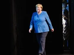 Aufruf von der Ex-Kanzlerin: Merkel: Wir müssen für diese Demokratie kämpfen