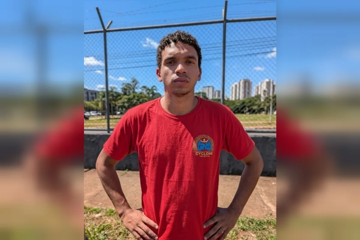 Algemado em tribunal, réu por matar dono de oficina chuta irmão da vítima