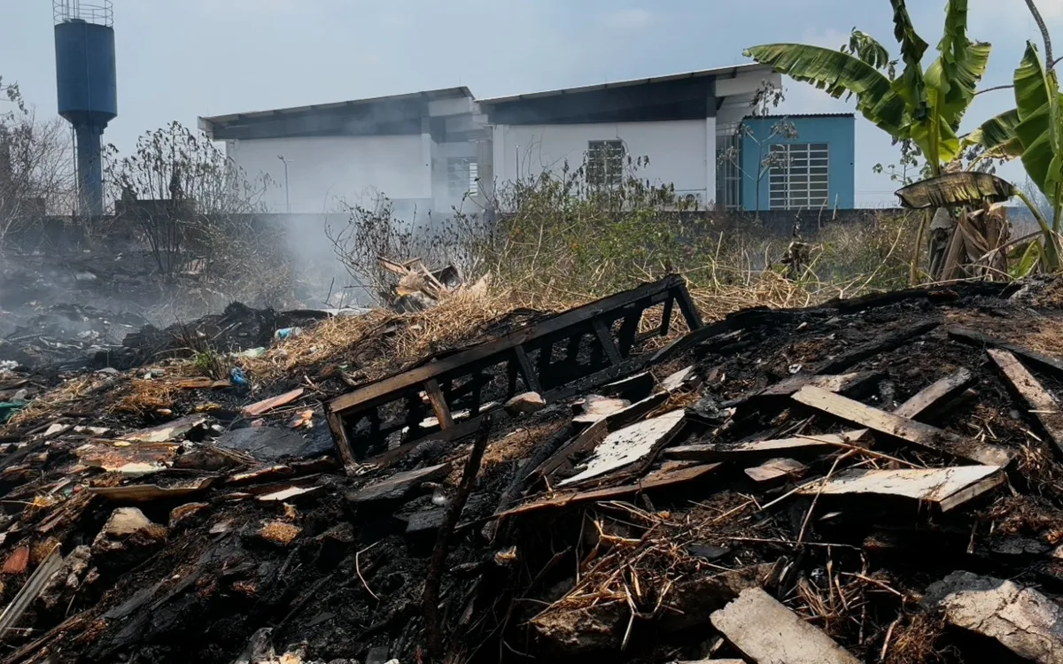 Incêndio em vegetação suspende atendimento em unidade de saúde em Manaus