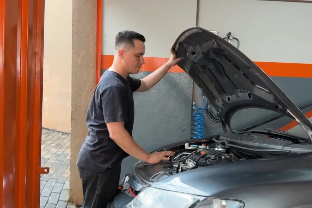 Mecânico paranaense que perdeu a visão na infância usa tato, audição e tecnologia para consertar carros