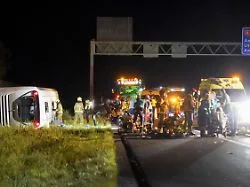 Acht Personen im Krankenhaus: Bus mit deutschen Schülern verunglückt in den Niederlanden