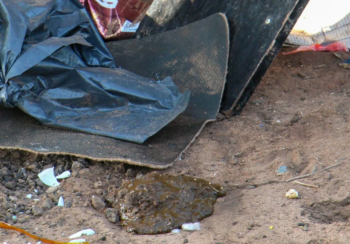 De fezes a anestésicos, lixo acumulado em frente a condomínio vira dor de cabeça