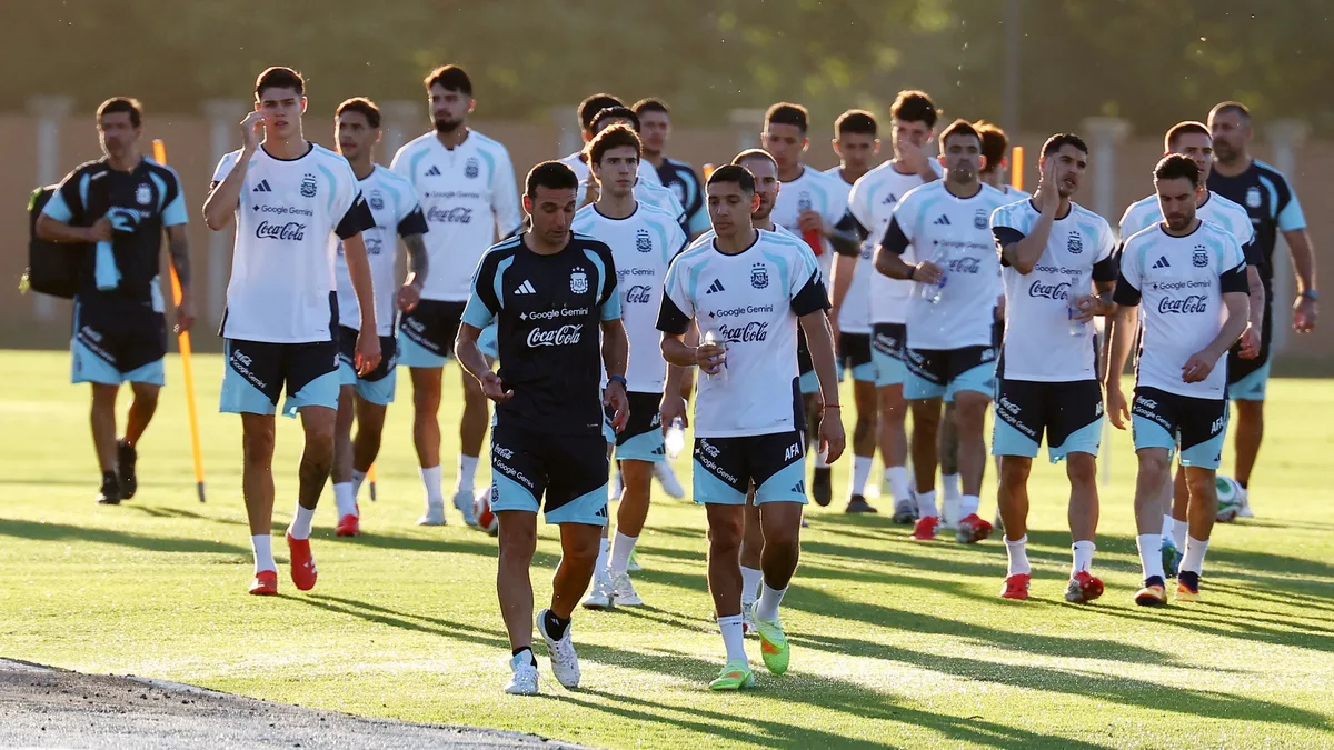 Roma encaminó la compra de un defensor que Scaloni citó para el Mundial y sumará su quinto futbolista de la selección argentina al plantel