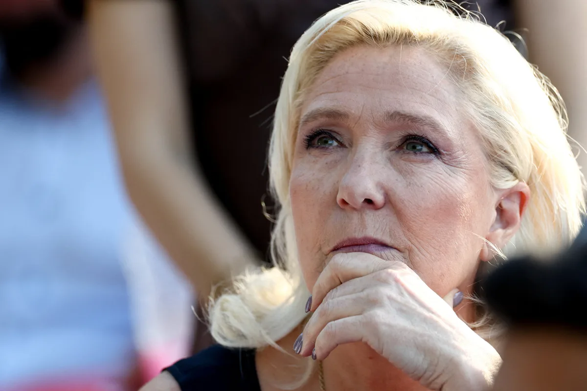 "Elle n'abandonnera jamais" : Marine Le Pen et son totem de l'interdiction du port du voile