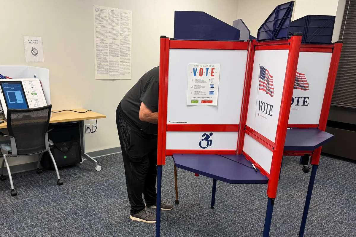 Inicia el voto anticipado para unas elecciones en las que Trump puede perder el Congreso