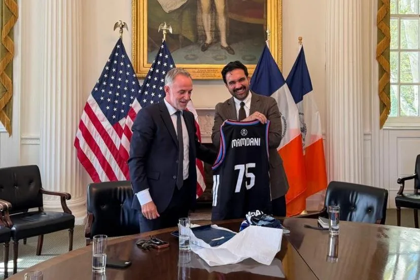 Le maire de New York Zohran Mamdani pose avec un maillot du Paris Basketball, offert par le maire de Paris