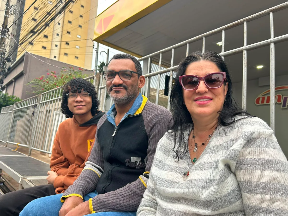 Sem saber do cancelamento, famílias aparecem para desfile de aniversário
