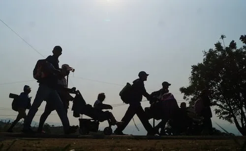 EU acelera proceso para retirar el estatus a refugiados; dice que es para mitigar riesgos a la seguridad y prevenir fraude