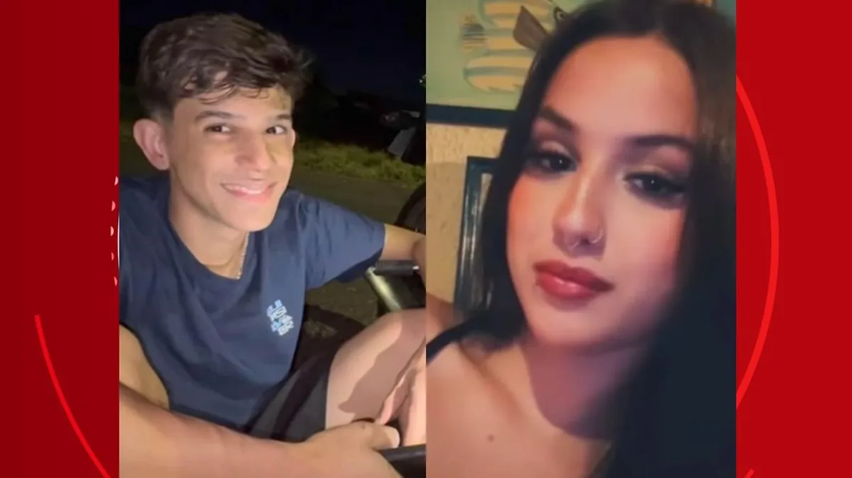 Carro acaba na calçada após batida com moto no Paraná, e três pessoas morrem
