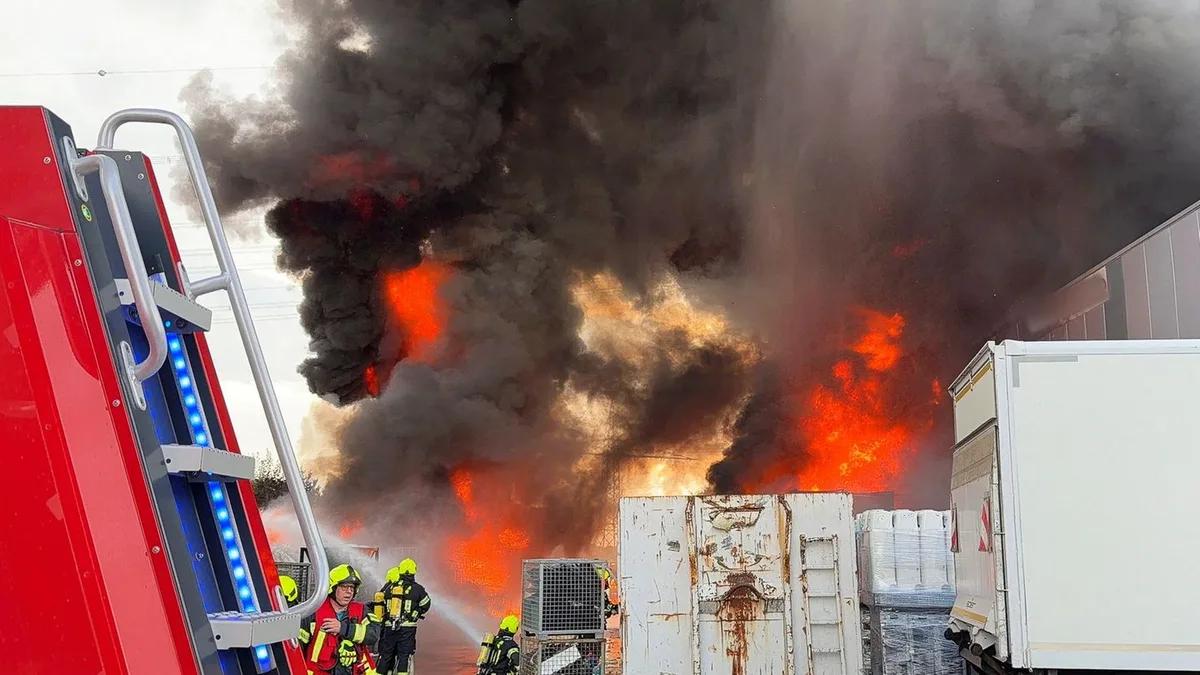 Großeinsatz: Elektroschrott-Feuer löst Großbrand aus