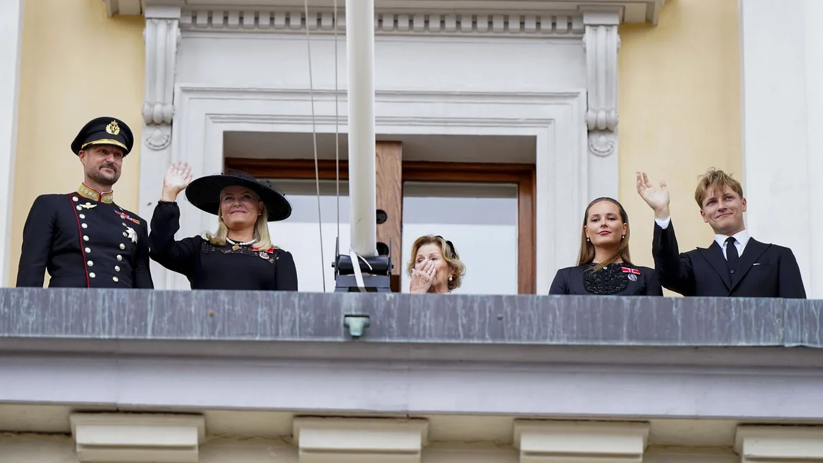 La nueva Familia Real de Noruega saluda al pueblo desde el balcón del palacio ante una ferviente ovación