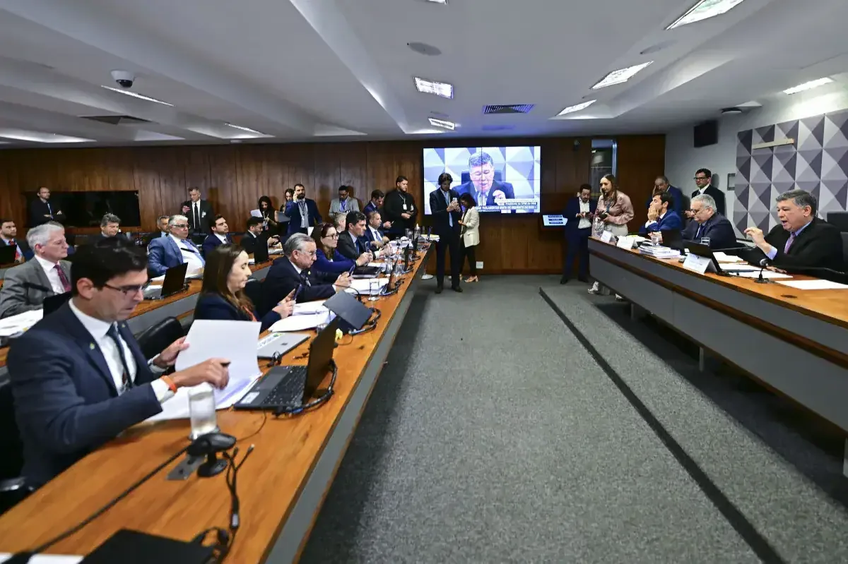 CCJ do Senado aprova PEC do fim da escala 6×1 sem mudanças no relatório