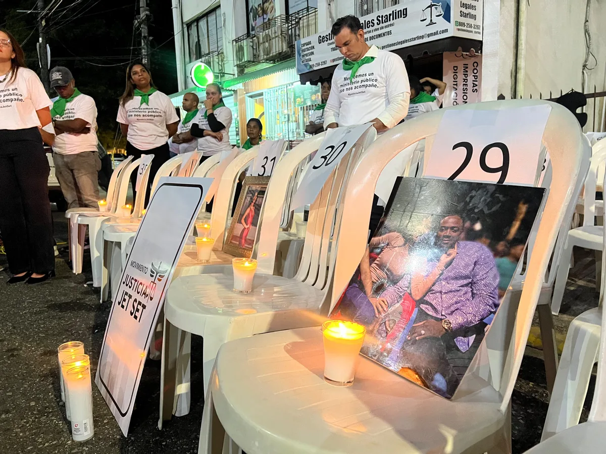 República Dominicana: Colocan 237 sillas frente a la Fiscalía para exigir justicia por las víctimas del derrumbe de Jet Set