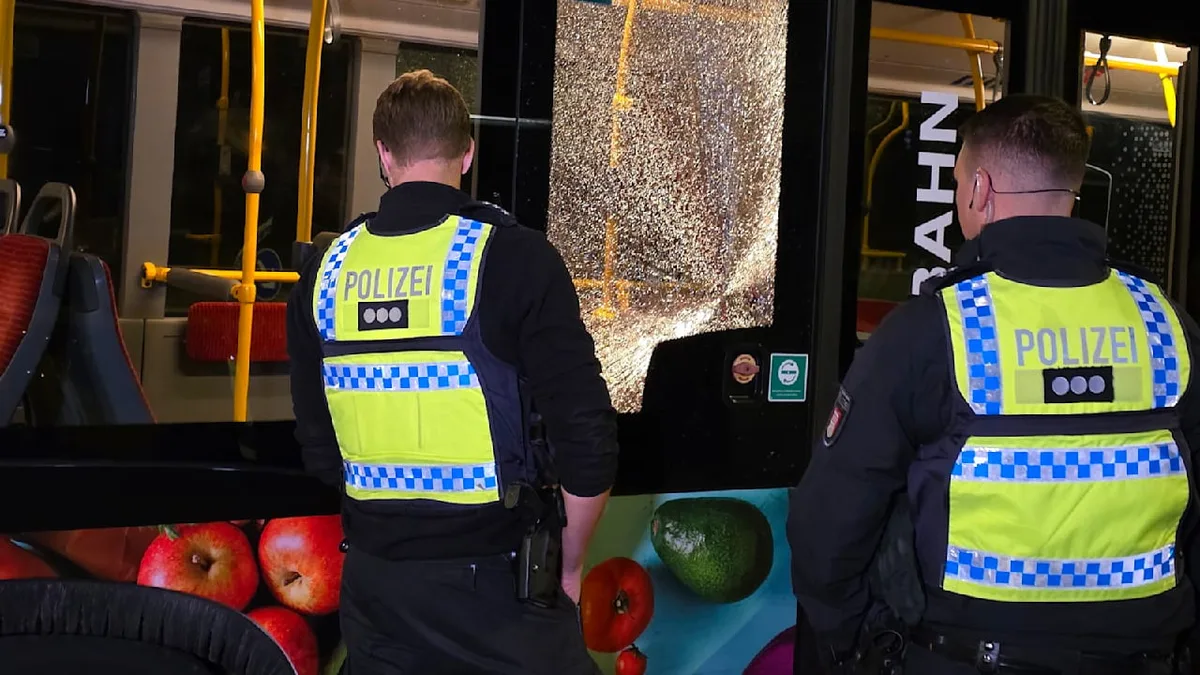 Dramatische Szenen in Hamburg - Frau sucht Zuflucht im Bus, dann fallen Schüsse