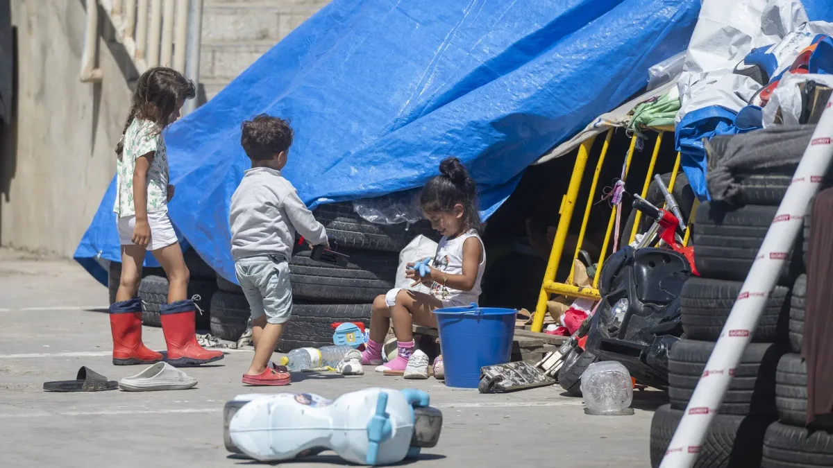 ¿Qué hacer con los 1.500 menores en Ceuta? Estas son las cuatro opciones que propone el Gobierno para trasladarlos a la península