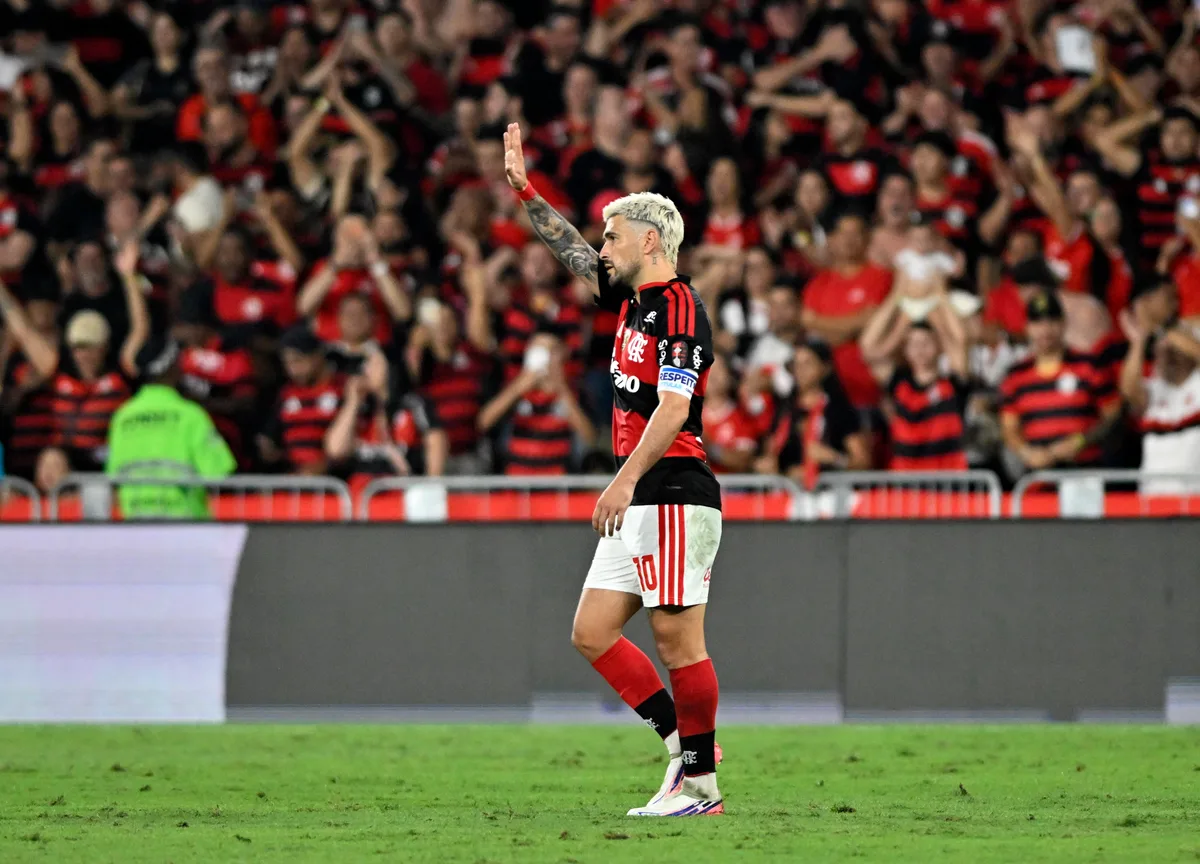 Gol de Arrascaeta chama atenção por semelhança com outro pelo Flamengo na Libertadores; compare os lances