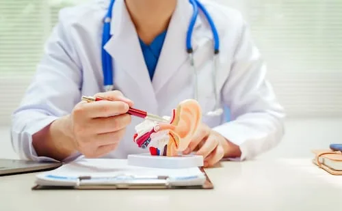 Salud auditiva en la era de los audífonos: ¿estamos perdiendo el oído más jóvenes?