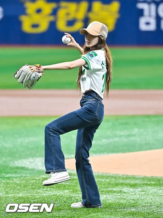 [사진]37kg 가녀린 팔뚝 산다라박, 키움 승리 기원 시구