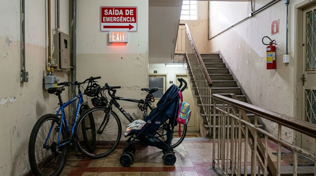 Família guarda bicicletas e carrinho de bebê no vão perto da escada por 6 anos sem receber reclamações, mas nova vistoria identifica a passagem como rota de saída e condomínio pede a retirada